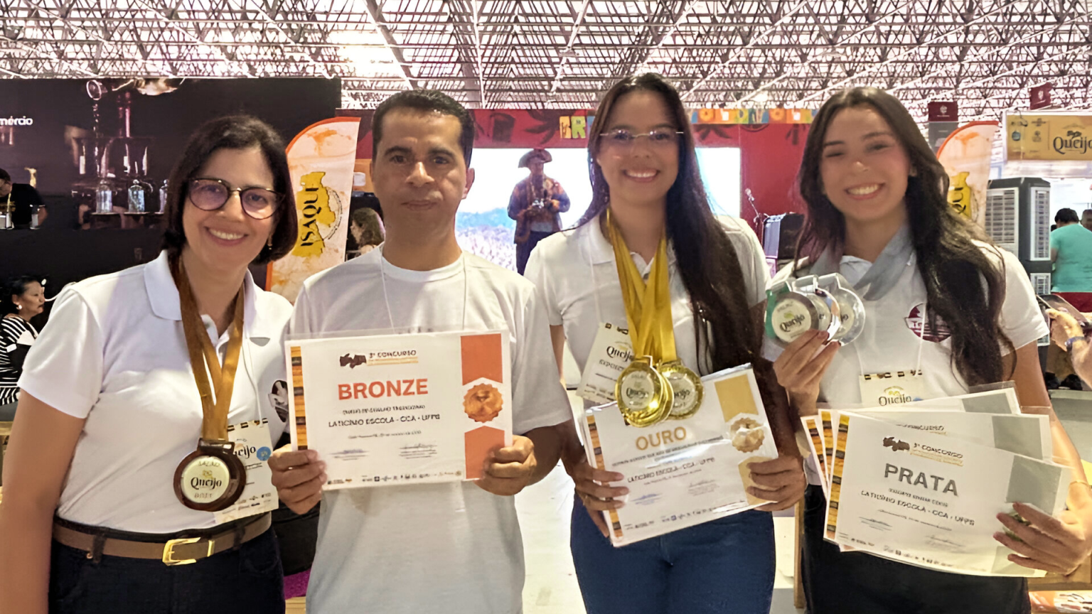 291020253.png Na foto, da esq. para a dir., professora Carla Soares, técnico Ubirajara Santos e estudantes de Zootecnia e bolsistas de extensão Mariana Araújo e Juliana Oliveira