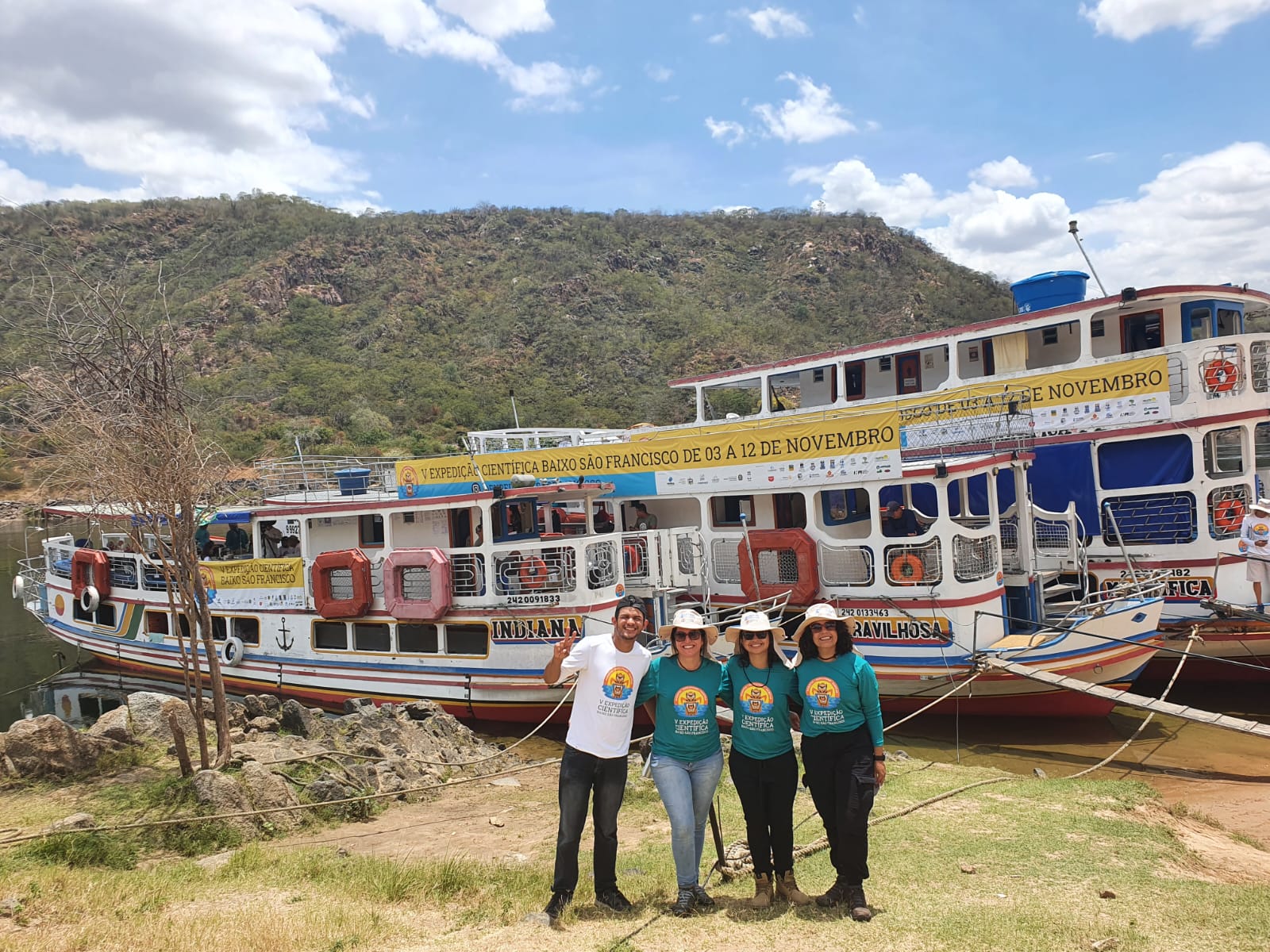 UFPB PARTICIPA DA MAIOR EXPEDIÇÃO CIENTÍFICA DO BRASIL Equipe do Laboratório de Cartografia e Geoprocessamento (LCG), CCAE/UFPB, integrantes da V Expedição Científica do São Francisco, novembro de 2022. Da esquerda para direita: David Luiz do Nascimento Santos; Nadjacleia Vilar Almeida; Jessyca Janyny de Oliveira Saraiva Maia; Milena Dutra da Silva. Foto: acervo LCG/CCAE/UFPB